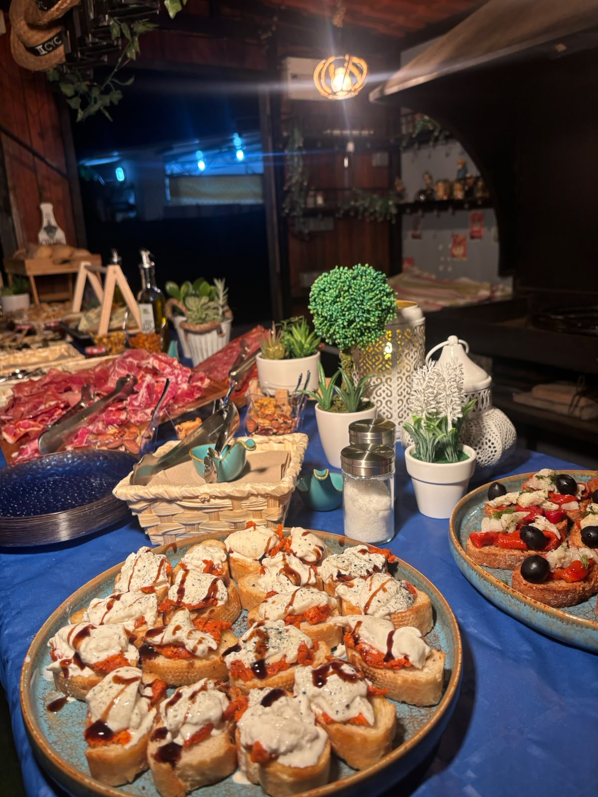 Tostas gourmet y tabla de embutidos