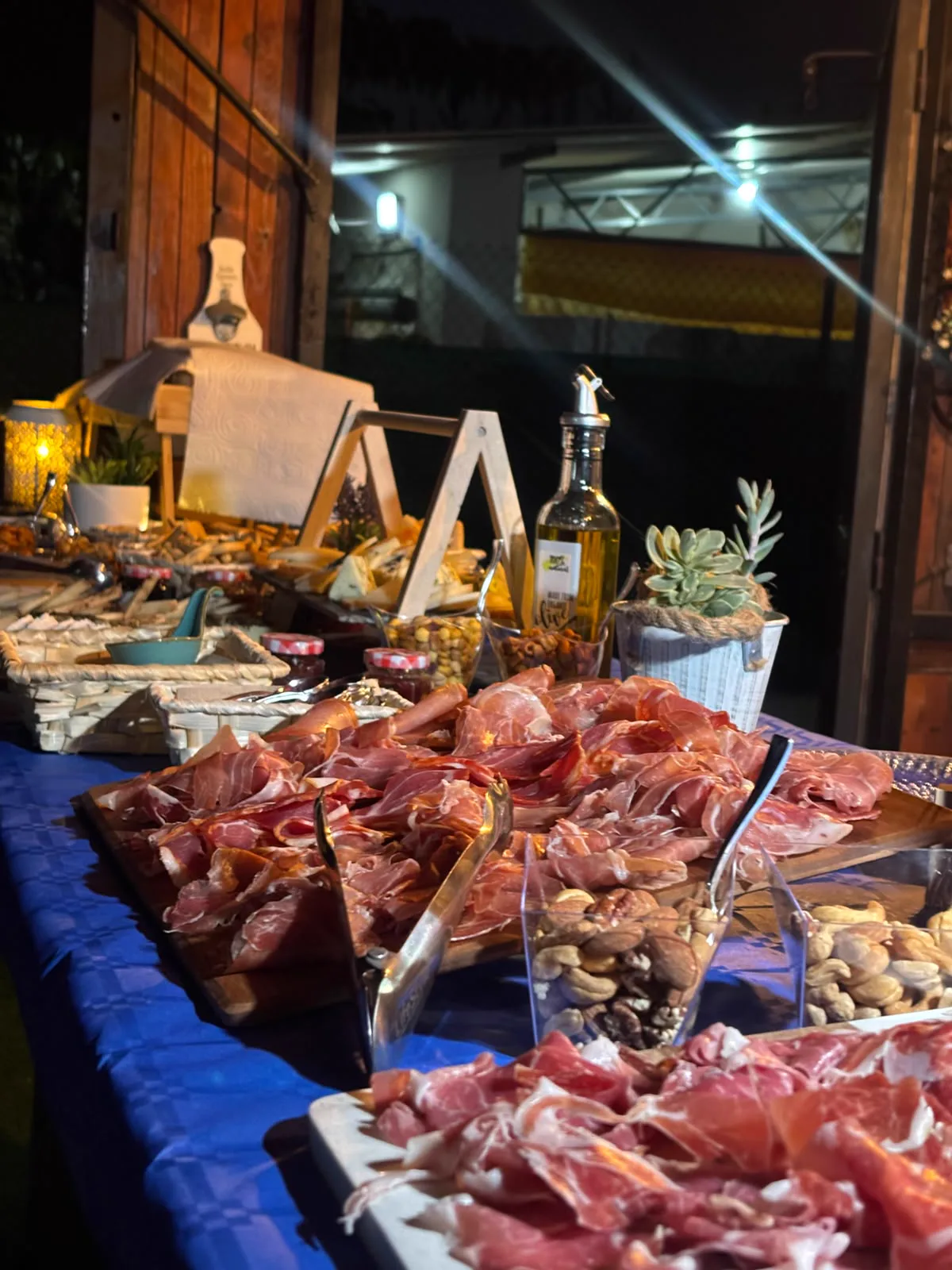 Mesa de jamón, embutidos ibéricos y frutos secos