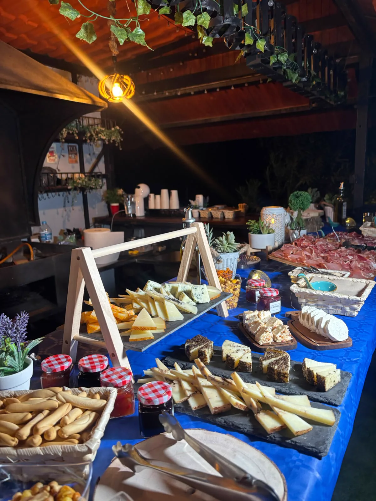 Tabla de quesos artesanos y picoteo gourmet